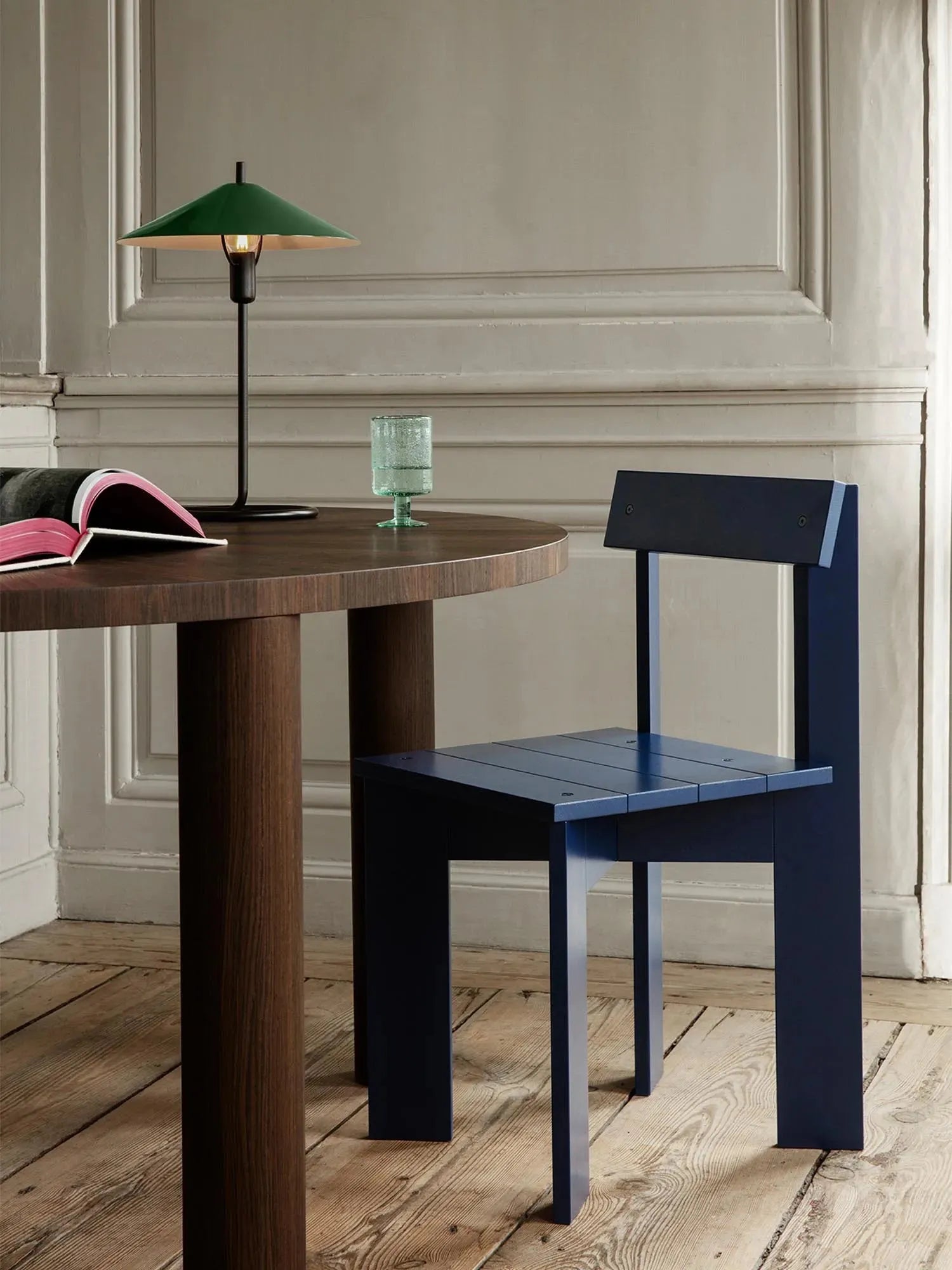 Der Ark Stuhl von Ferm Living: Nachhaltiges Design aus FSC™-zertifiziertem Holz, bequem und stilvoll für lange Abendessen.