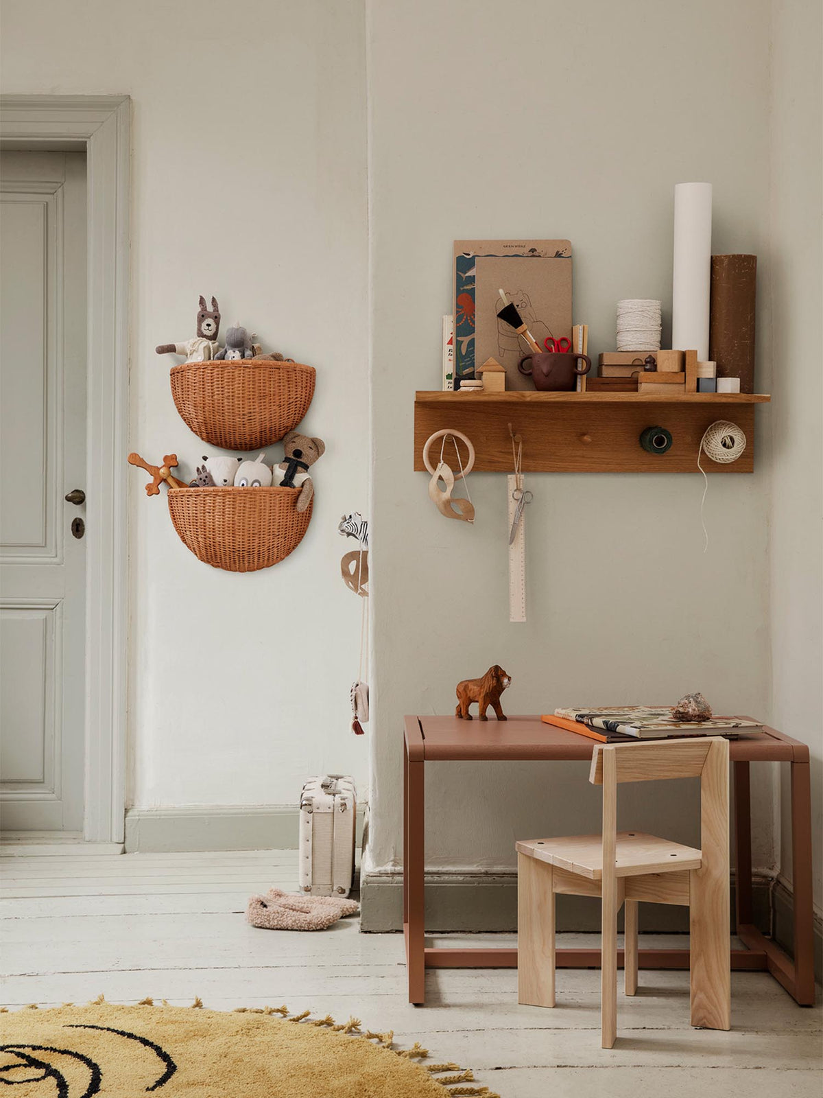 Geflochtene Wandtaschen 2er Set in Natur präsentiert im Onlineshop von KAQTU Design AG. Aufbewährungskörbe ist von Ferm Living