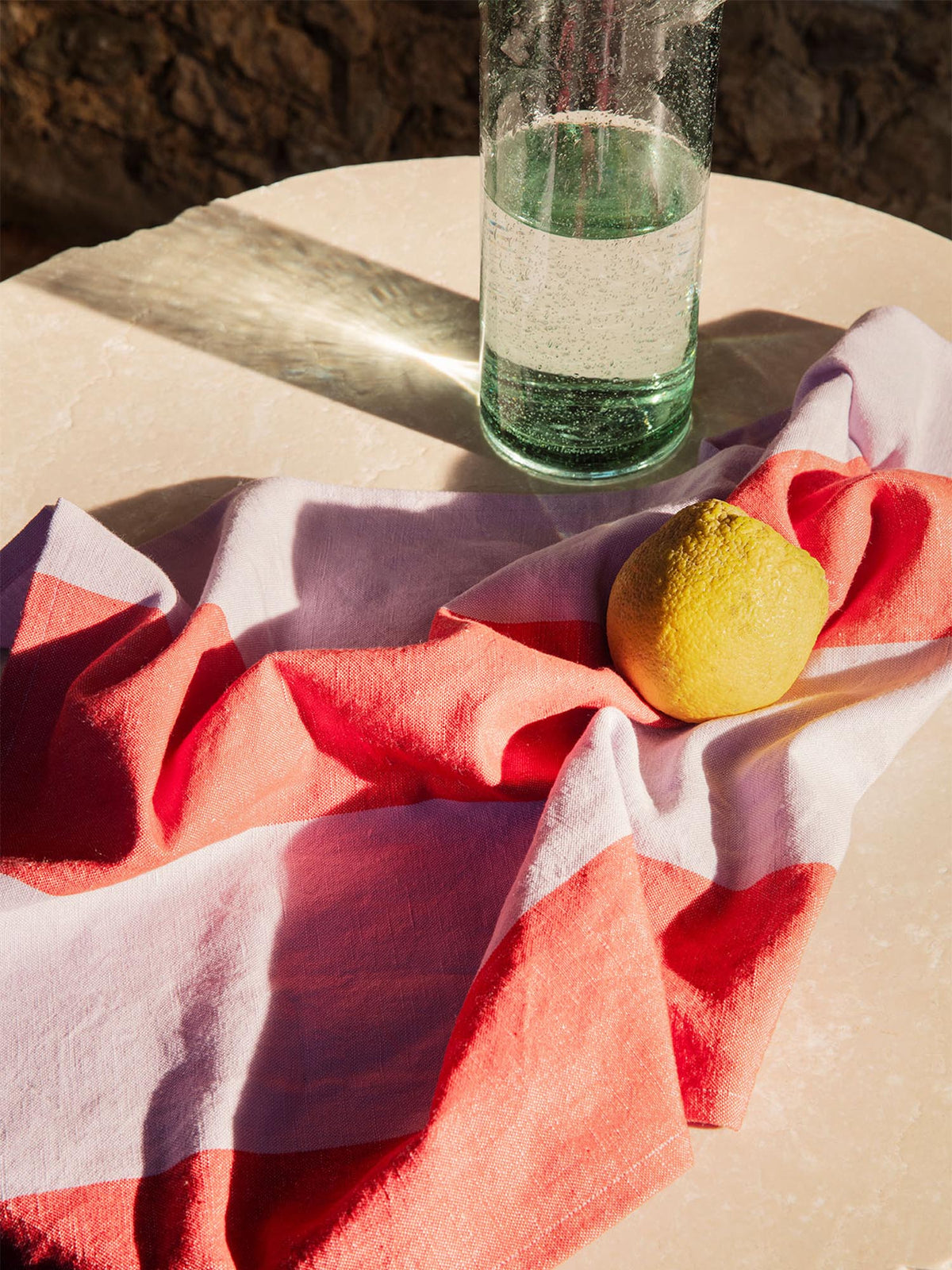 Hale Geschirrtuch in Rot / Lila präsentiert im Onlineshop von KAQTU Design AG. Küchentuch ist von Ferm Living