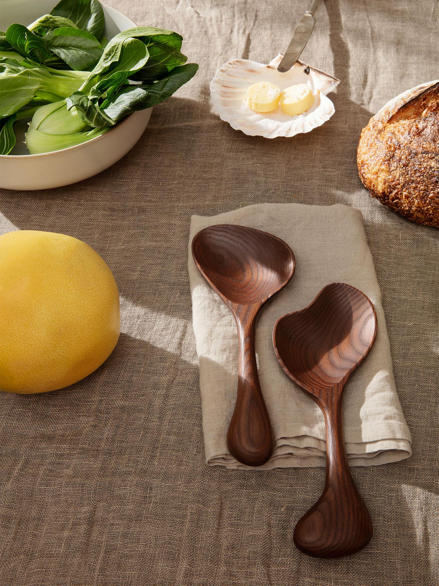 Os Salatbesteck in Braun präsentiert im Onlineshop von KAQTU Design AG. Besteck ist von Ferm Living
