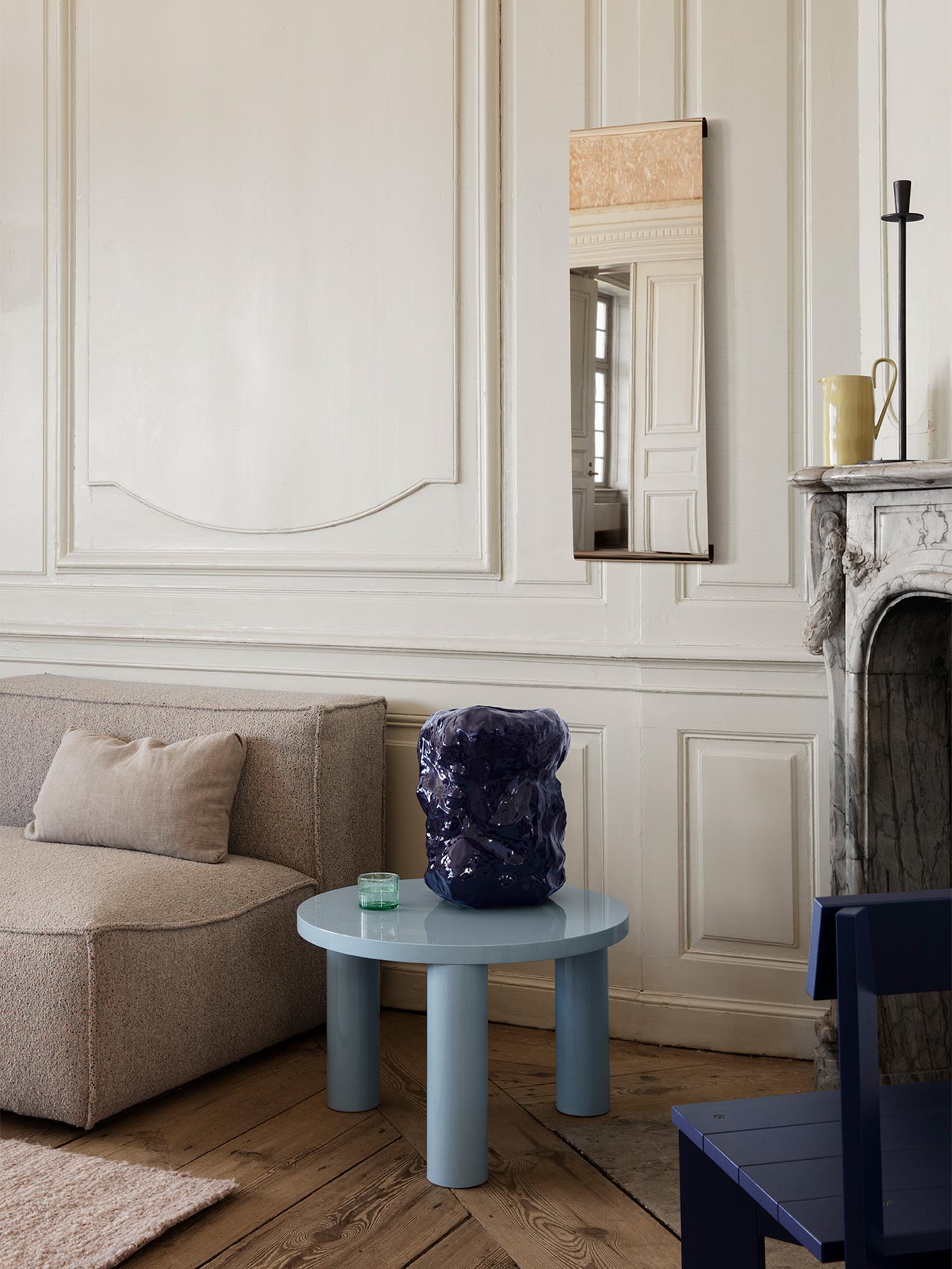 Eleganter kleiner Post Cafétisch in Blau von Ferm Living, ideal für stilvolle Wohnräume. Perfekte Ergänzung für Ihr modernes Zuhause.