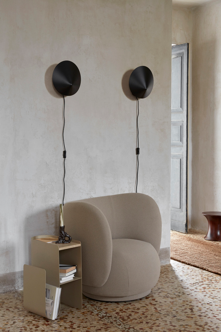 Arum Sconce Wandleuchte in Schwarz präsentiert im Onlineshop von KAQTU Design AG. Wandleuchte ist von Ferm Living