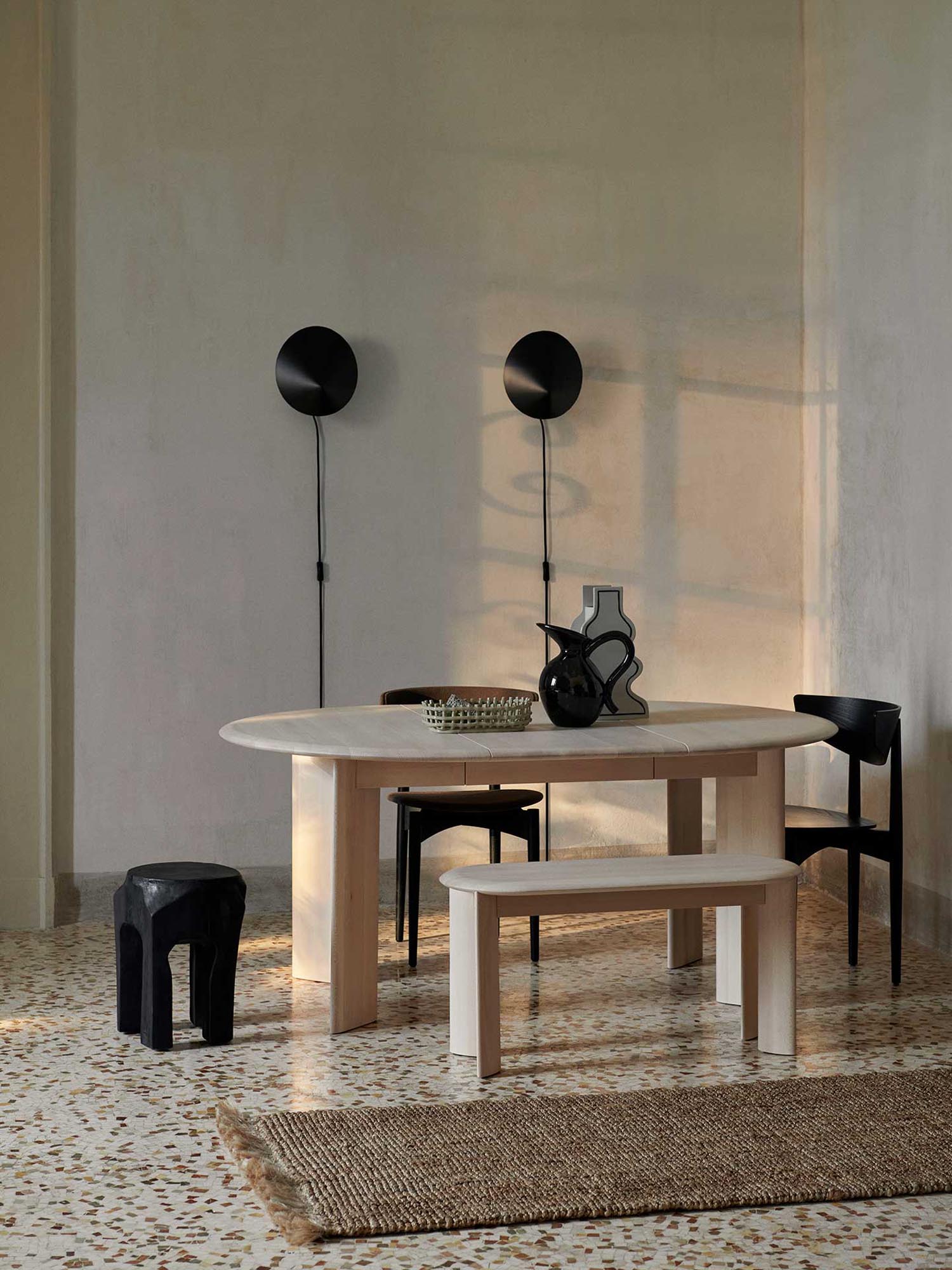 Bevel Bank von Ferm Living: Stilvolles Design aus FSC® zertifiziertem Birkenholz für vielseitige Nutzung in jedem Raum.