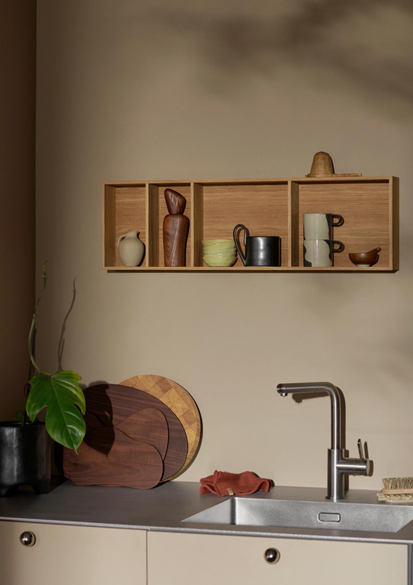 Stilvolles Bon Regal von Ferm Living: Elegante Aufbewahrungslösung für deine Lieblingsstücke in jedem Raum.