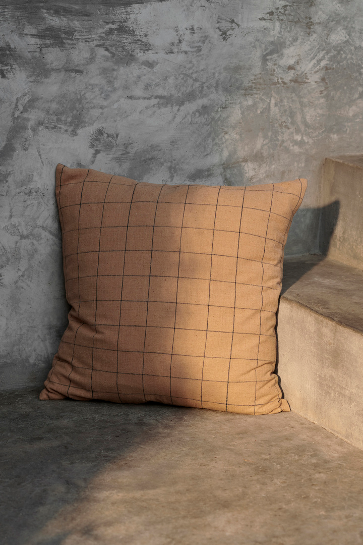Brown Cotton Kissen in Braun präsentiert im Onlineshop von KAQTU Design AG. Kissen ist von Ferm Living