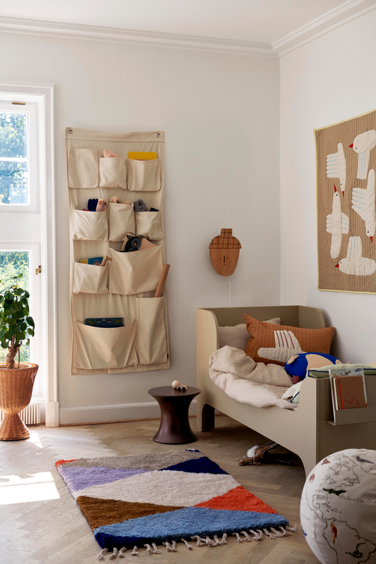 Canvas Wandtasche XL in Off-white präsentiert im Onlineshop von KAQTU Design AG. Wandhalter ist von Ferm Living
