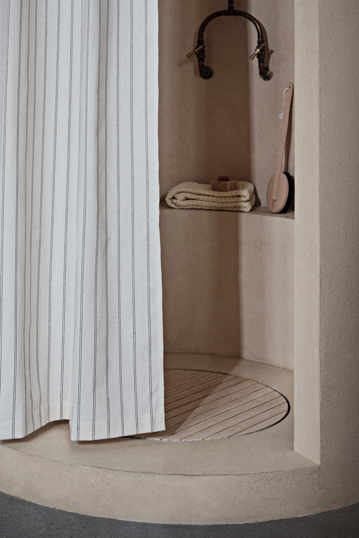 Chambray Duschvorhang in Off-white / Braun präsentiert im Onlineshop von KAQTU Design AG. Duschvorhang ist von Ferm Living