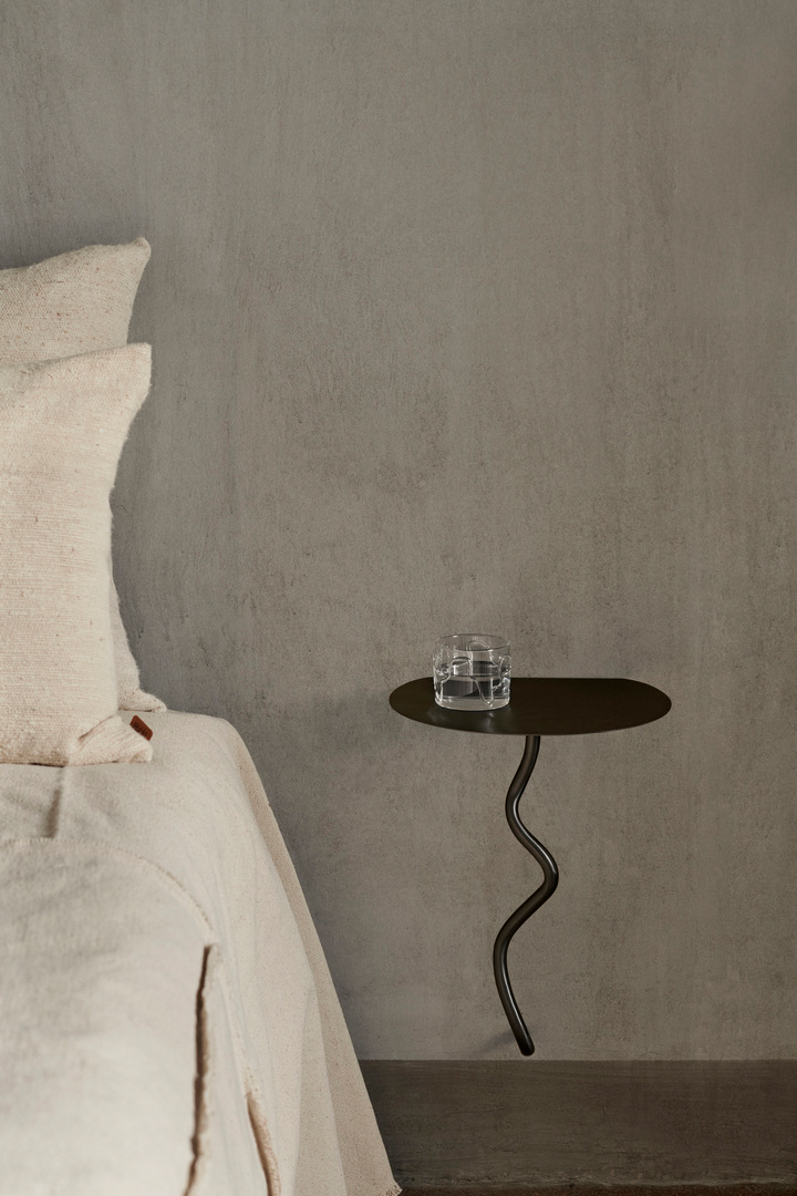 Curvature Wandtisch in Schwarz präsentiert im Onlineshop von KAQTU Design AG. Nachttisch ist von Ferm Living