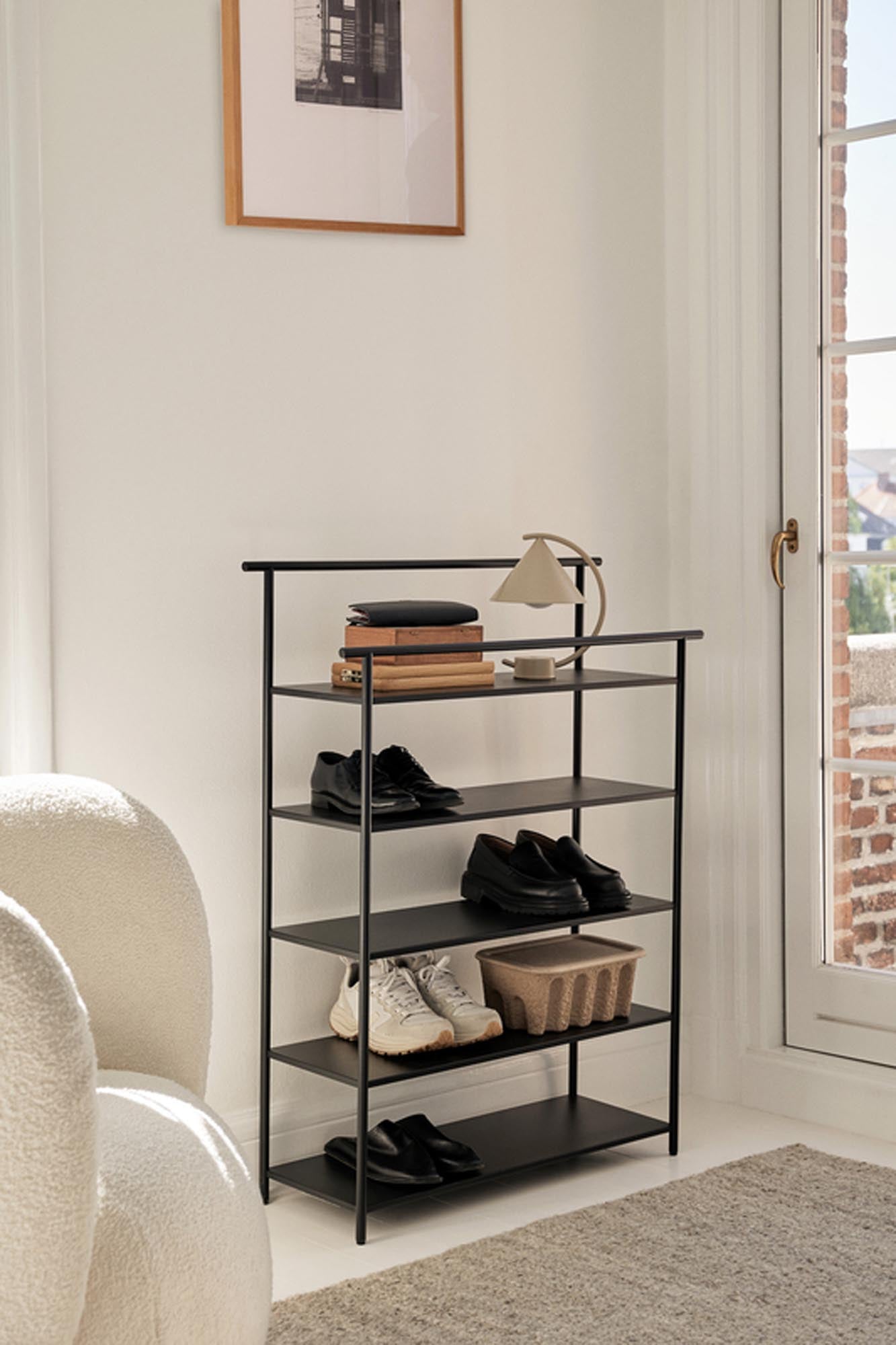 Dora Regal in Schwarz präsentiert im Onlineshop von KAQTU Design AG. Standregal ist von Ferm Living