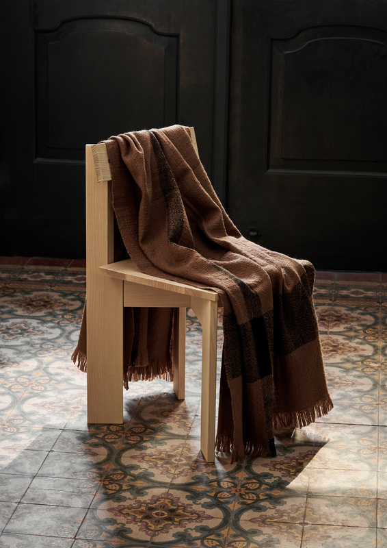 Dry Decke in Braun / Schwarz präsentiert im Onlineshop von KAQTU Design AG. Wolldecke ist von Ferm Living