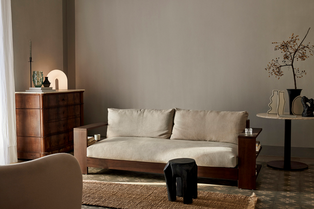 Edre Sofa in Dunkelbraun / Natur präsentiert im Onlineshop von KAQTU Design AG. 2er Sofa ist von Ferm Living