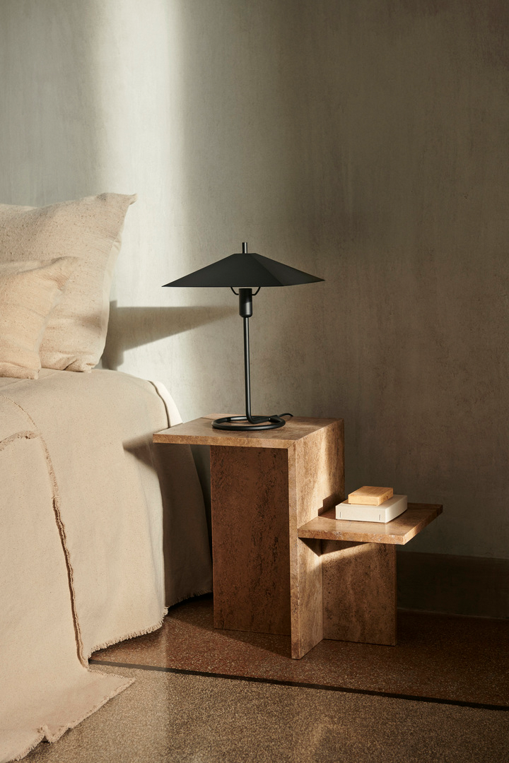 Filo Tischleuchte in Schwarz präsentiert im Onlineshop von KAQTU Design AG. Tischleuchte ist von Ferm Living
