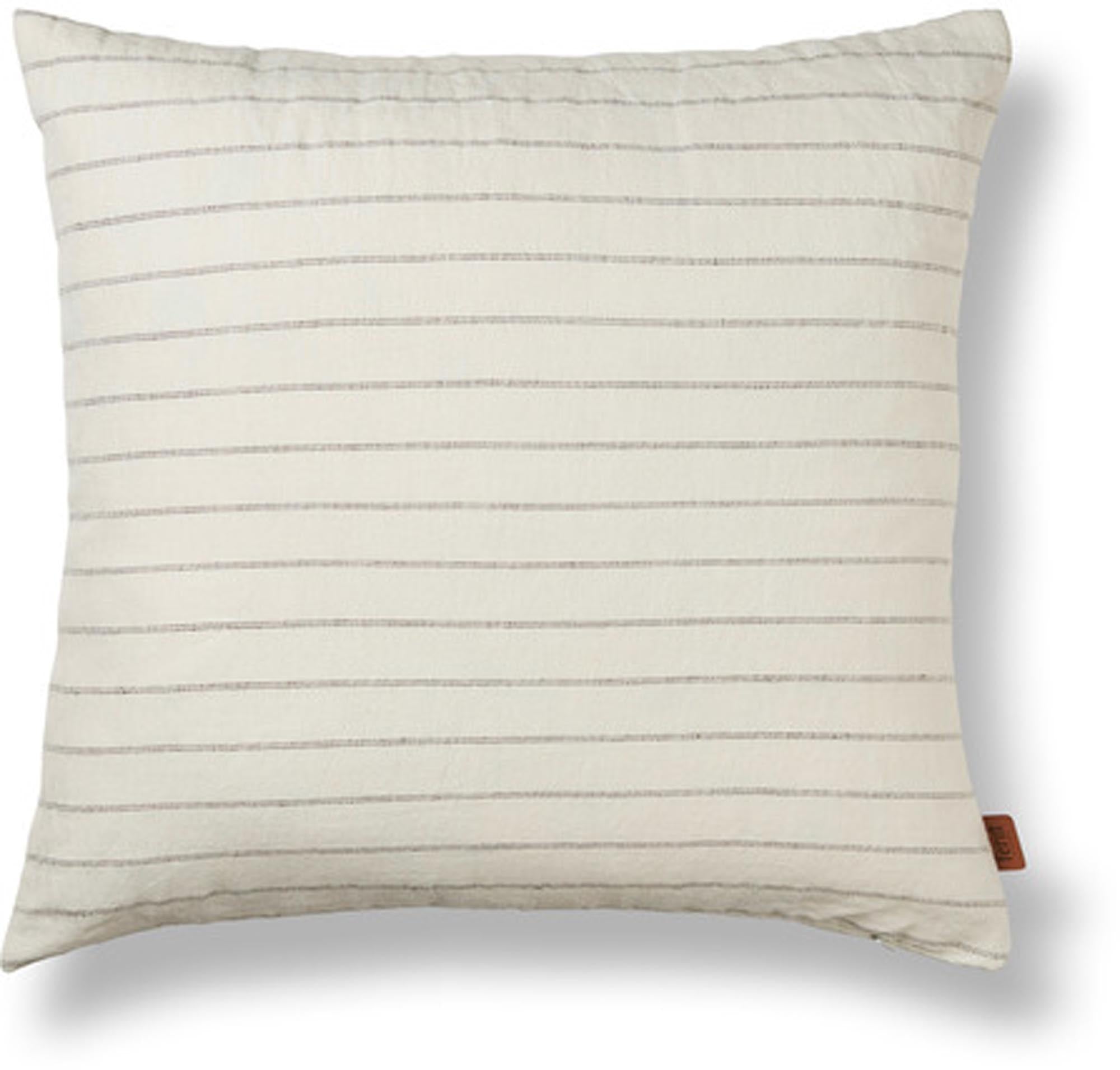 Grand Kissen in Off-white / Braun präsentiert im Onlineshop von KAQTU Design AG. Kissen ist von Ferm Living