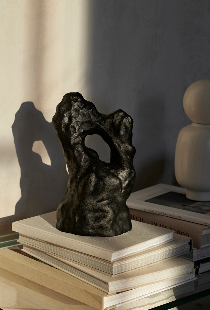 Grotto Stück in Schwarz präsentiert im Onlineshop von KAQTU Design AG. Kunstgegenstände ist von Ferm Living