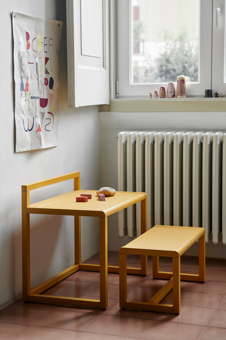 Little Architect Schreibtisch in Gelb präsentiert im Onlineshop von KAQTU Design AG. Schreibtisch ist von Ferm Living