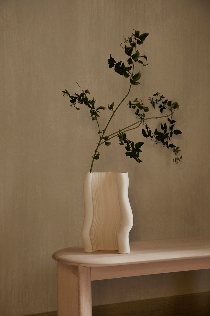Moire Vase in Off-white präsentiert im Onlineshop von KAQTU Design AG. Vase ist von Ferm Living