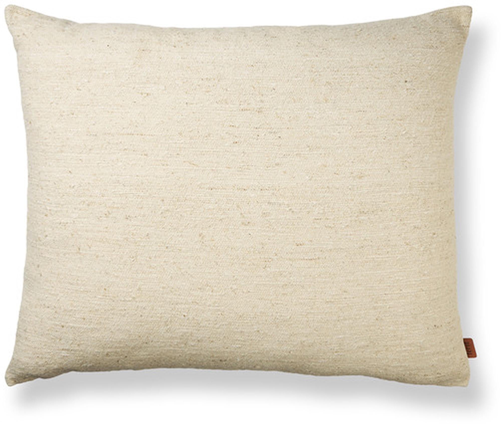 Das Nettle Kissen Gross von Ferm Living bietet eine einzigartige, grobe Textur aus nachhaltigem Nesselstoff und weicher Bio-Baumwolle.