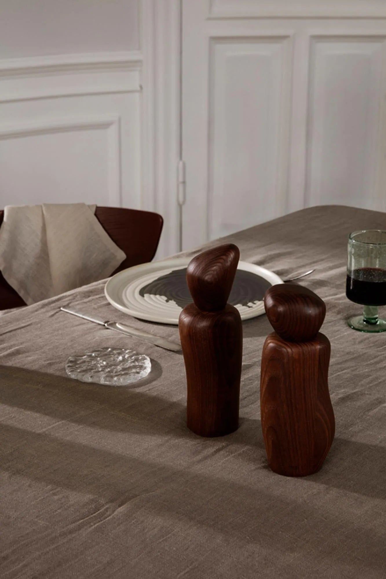 Pebble Gewürzmühle in Dunkelbraun präsentiert im Onlineshop von KAQTU Design AG. Salz & Pfeffer ist von Ferm Living