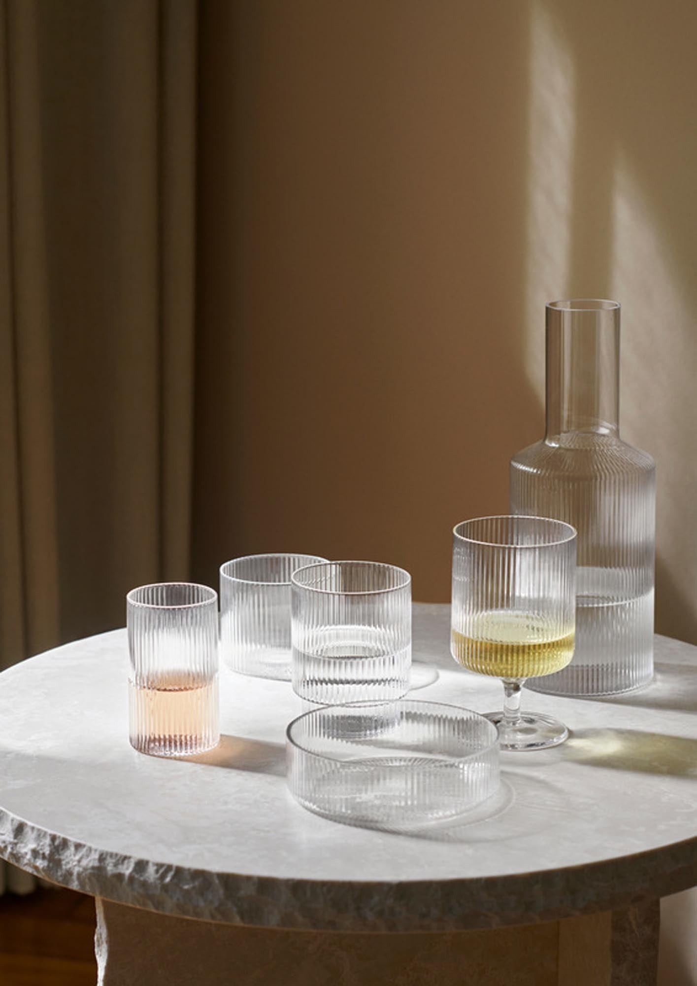 Die Ripple Servierschüsseln von Ferm Living sind elegante, mundgeblasene Gläser, perfekt für jede Gelegenheit und leicht zu reinigen.