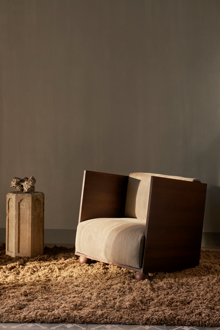 Rum Loungesessel in Dunkelbraun / Natur präsentiert im Onlineshop von KAQTU Design AG. Sessel mit Armlehnen ist von Ferm Living