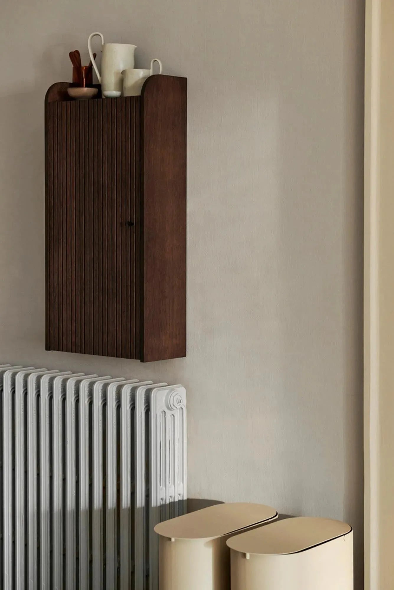 Eleganter Sill-Wandschrank aus FSC®-Eichenfurnier mit Rillen-Design, ideal für Küche, Wohnzimmer oder Flur.