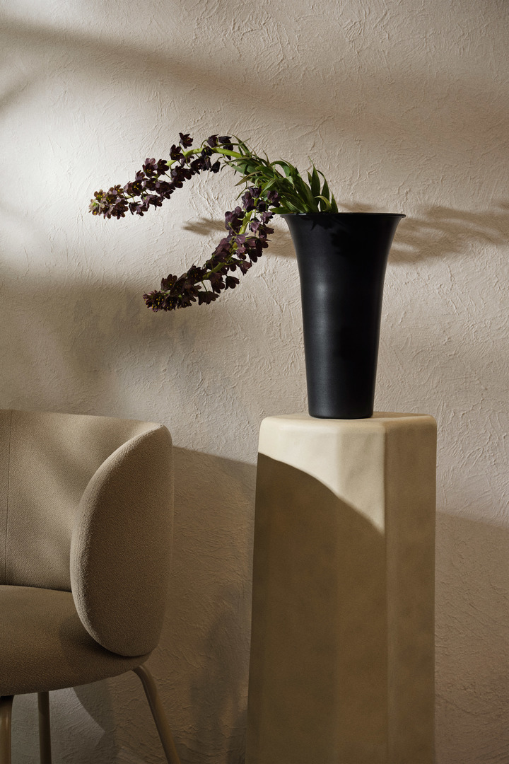 Spun Vase in Schwarz präsentiert im Onlineshop von KAQTU Design AG. Vase ist von Ferm Living