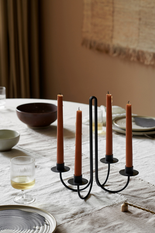 Sway Kerzenständer in Schwarz präsentiert im Onlineshop von KAQTU Design AG. Kerzenständer ist von Ferm Living