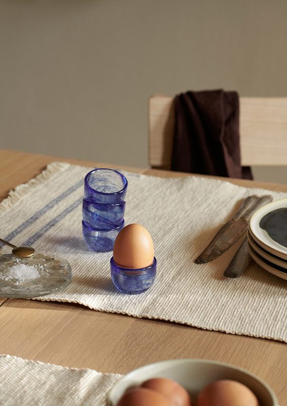 Tinta Eierbecher 4er Set in Blau präsentiert im Onlineshop von KAQTU Design AG. Küchenhelfer ist von Ferm Living