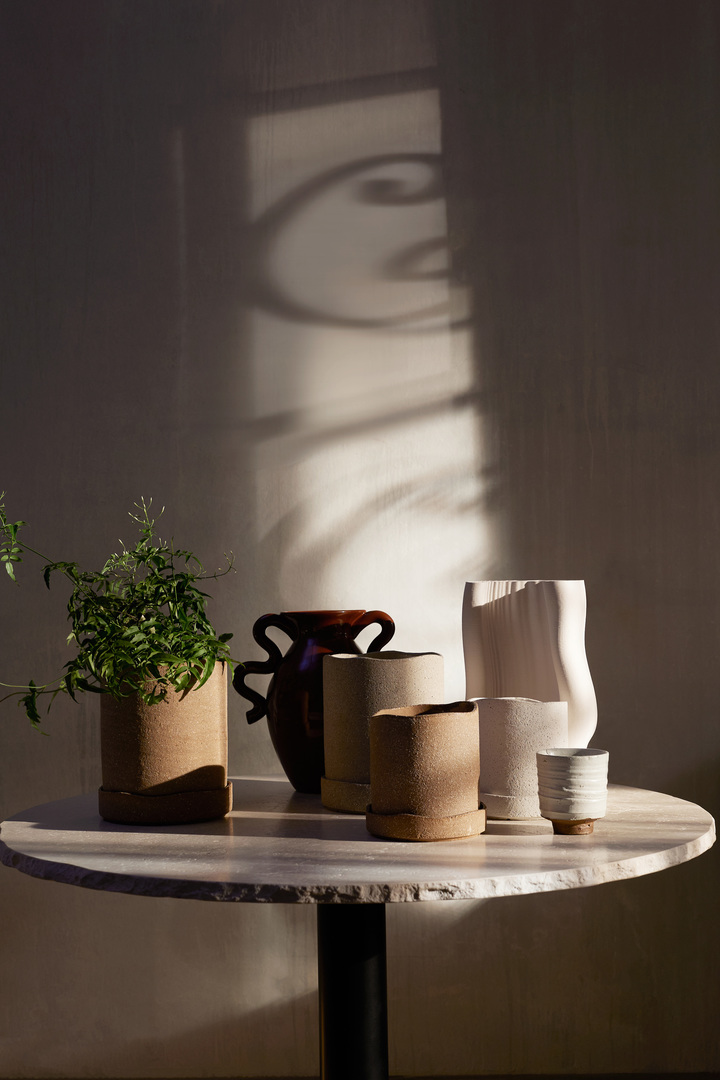 Uneru Topf in Braun präsentiert im Onlineshop von KAQTU Design AG. Blumentopf ist von Ferm Living