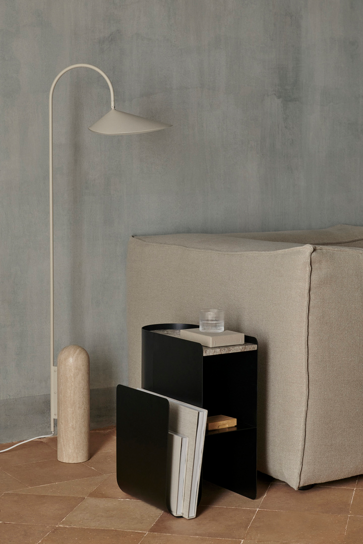 Vault Beistelltisch in Weiss / Schwarz präsentiert im Onlineshop von KAQTU Design AG. Beistelltisch ist von Ferm Living