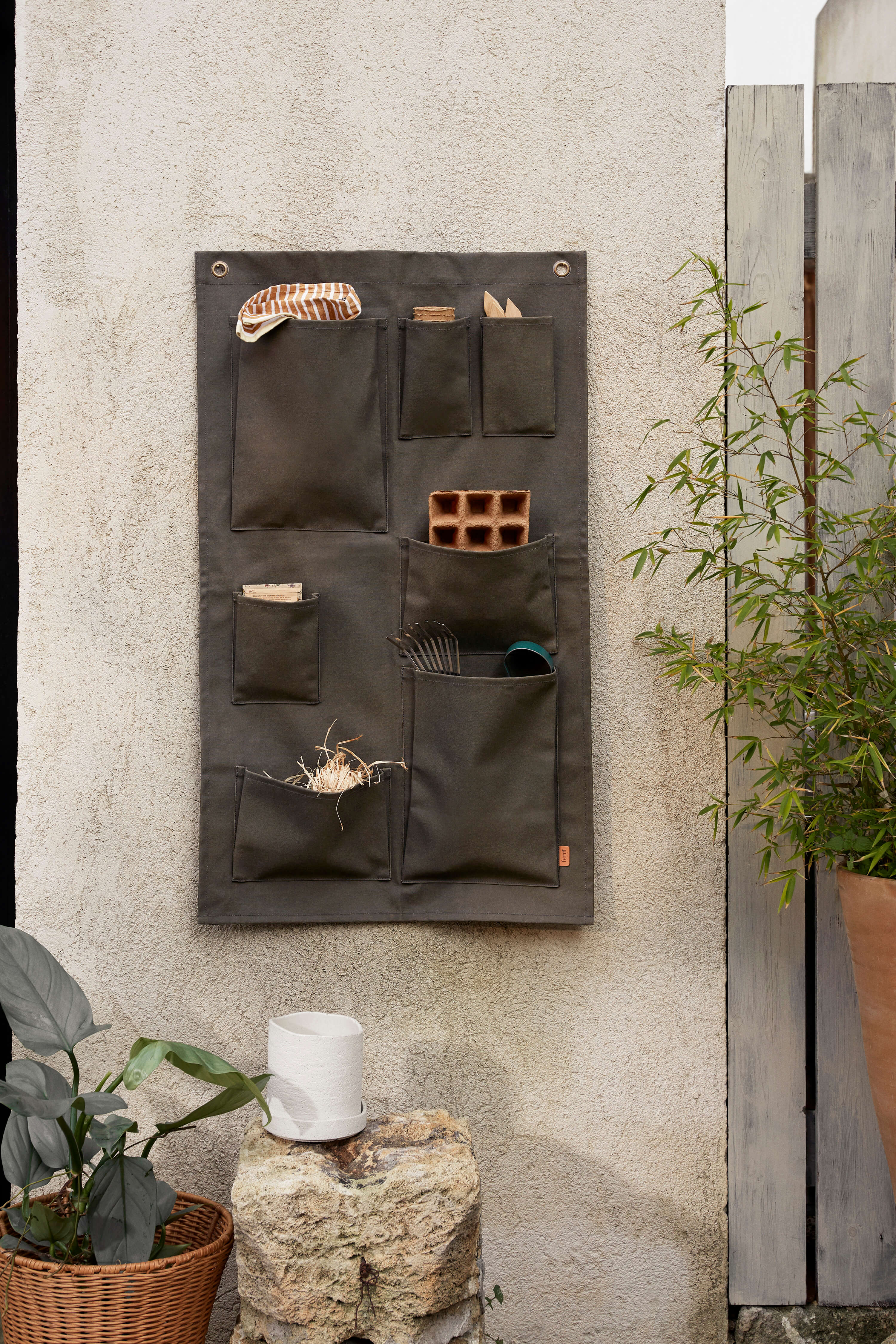 Bark Garden Wandaufbewahrung in Olive präsentiert im Onlineshop von KAQTU Design AG. Outdoor-Accessoire ist von Ferm Living