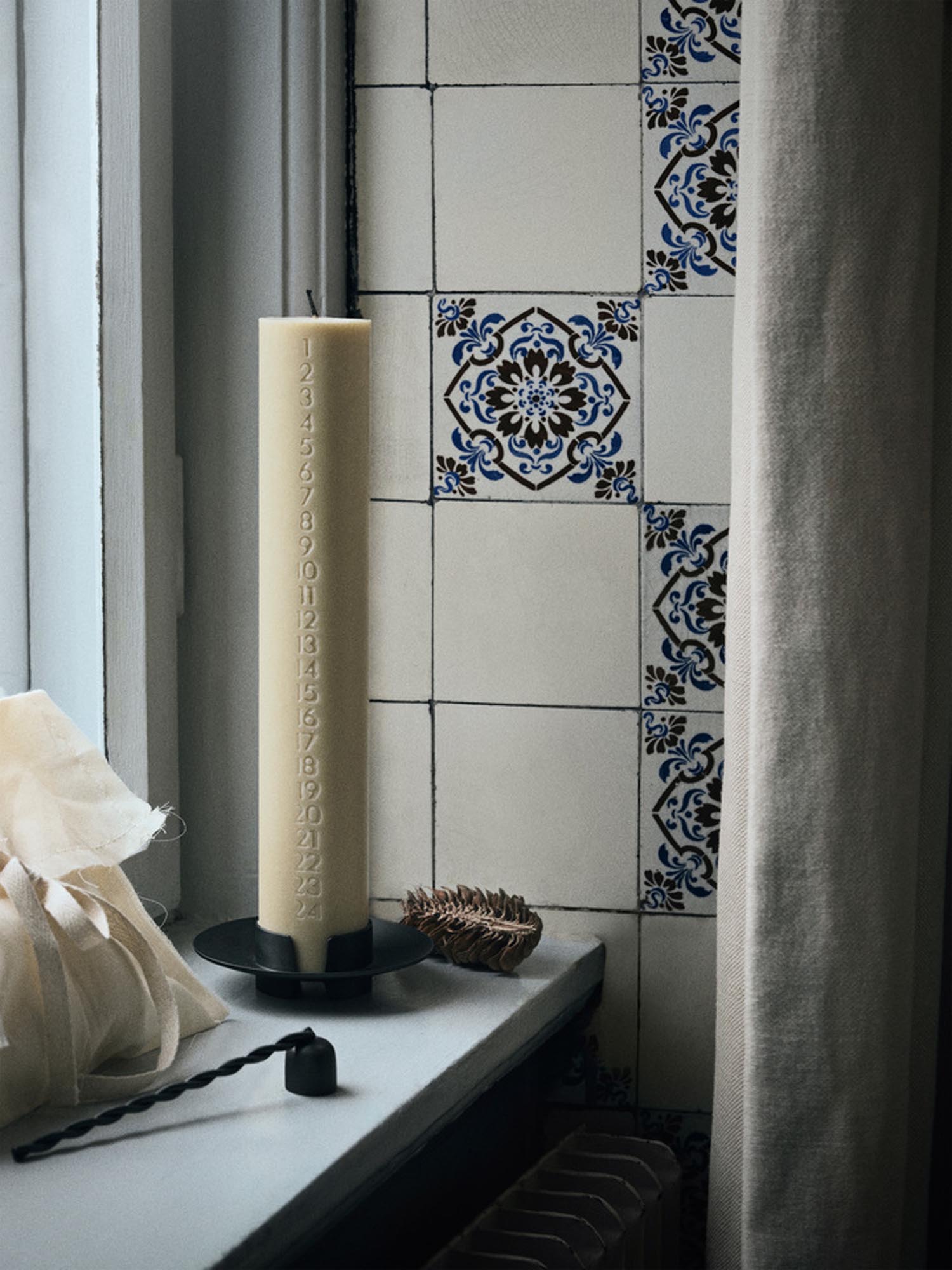 Eleganter Block-Kerzenständer aus Messing von Ferm Living. Ideal für eine warme Atmosphäre und praktischen Schutz vor Wachs.
