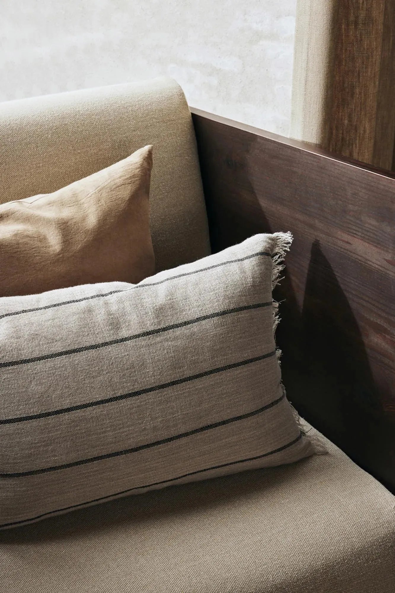 Das Calm Kissen von Ferm Living vereint Komfort und Eleganz mit Baumwolle-Leinen-Mix, harmonischen Farben und verspielten Fransen.