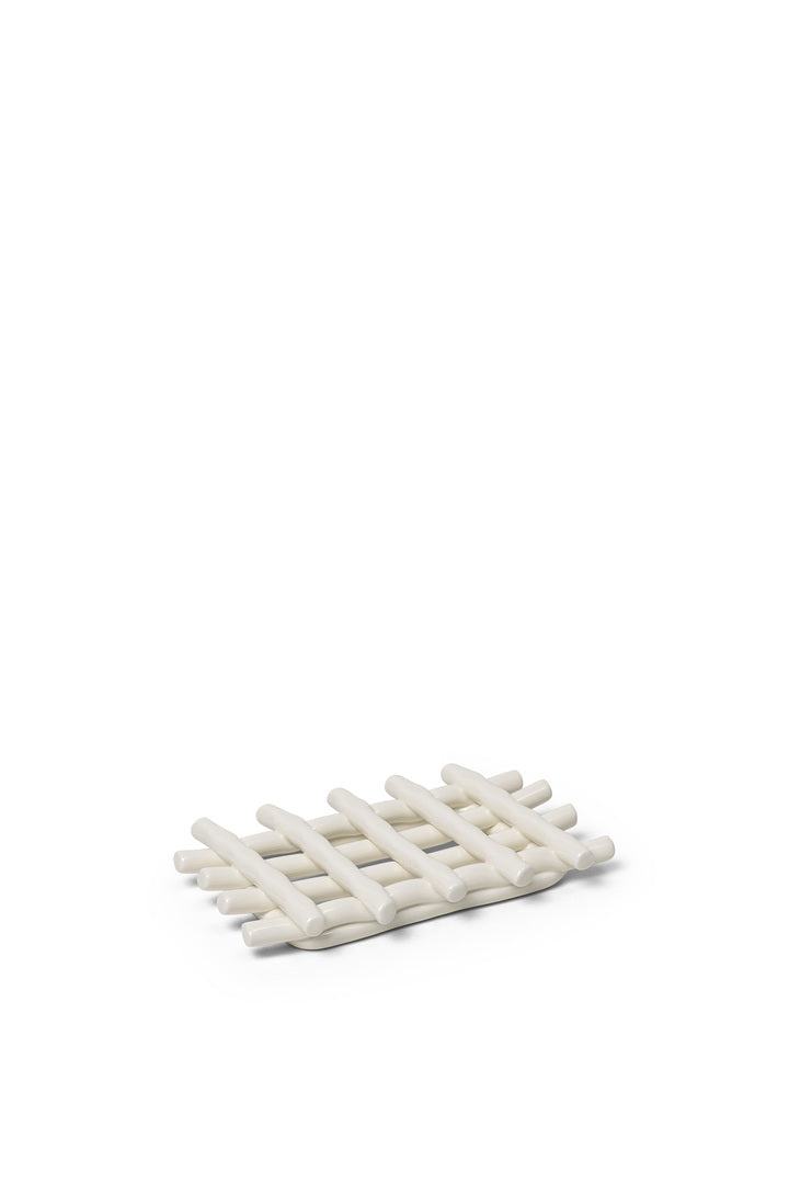 Ceramic Seifenschale in Off-white präsentiert im Onlineshop von KAQTU Design AG. Badzubehör ist von Ferm Living