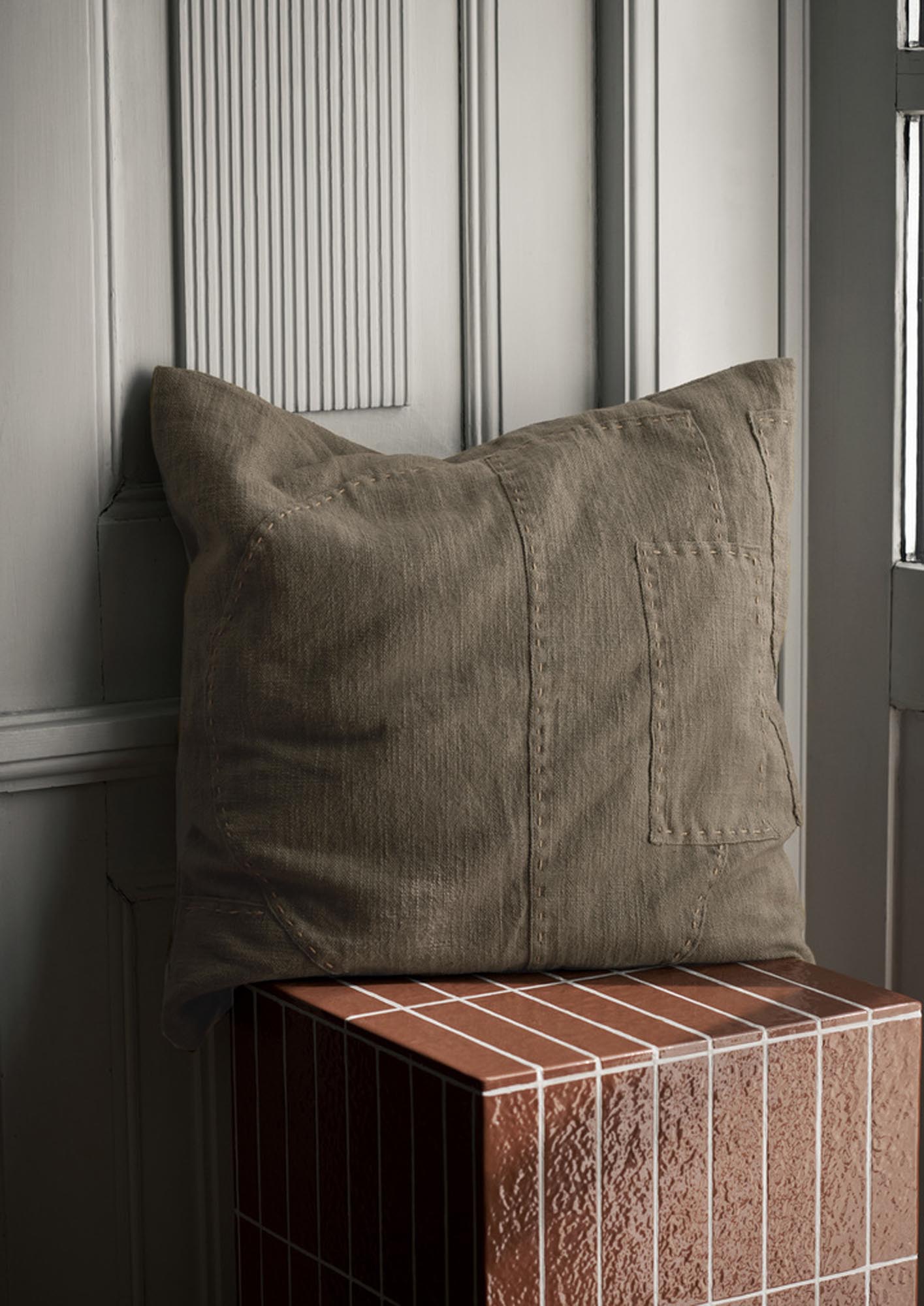 Darn Kissen von Ferm Living: Modernes Design für gemütliche Räume.