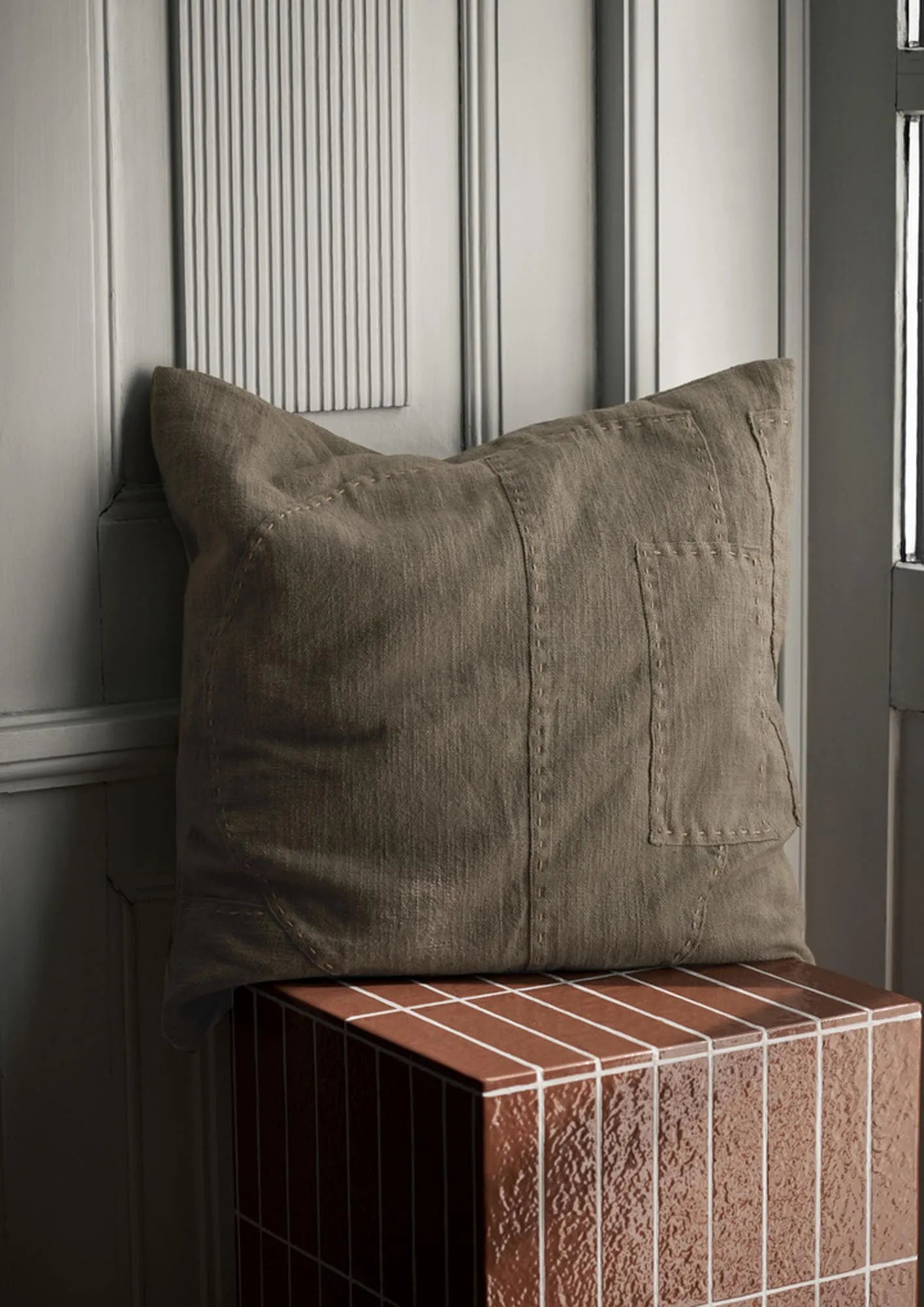 Darn Kissen von Ferm Living: Modernes Design für gemütliche Räume.