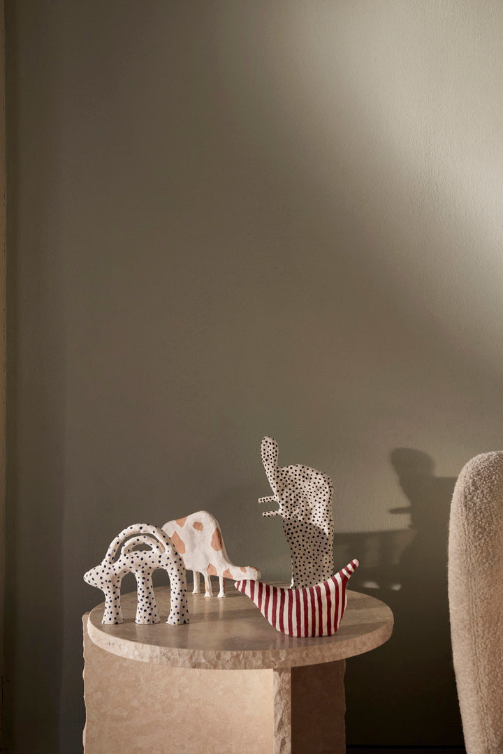 Puppe in White/Red präsentiert im Onlineshop von KAQTU Design AG. Figuren / Objekte Kids ist von Ferm Living