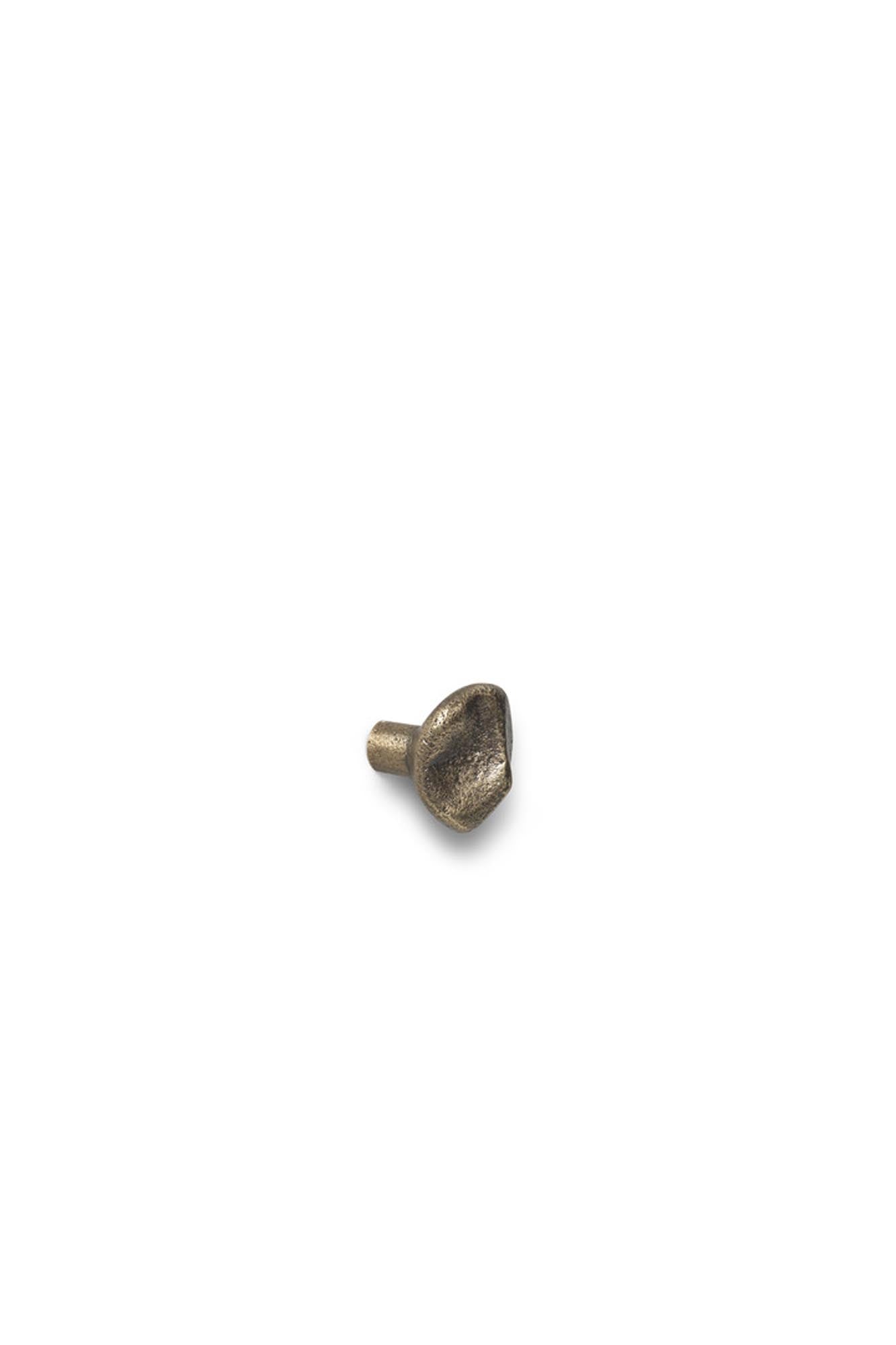 Eleganter Gravel-Haken von Ferm Living aus patiniertem Messing, inspiriert von Kieselsteinen – ideal für jeden Raum.