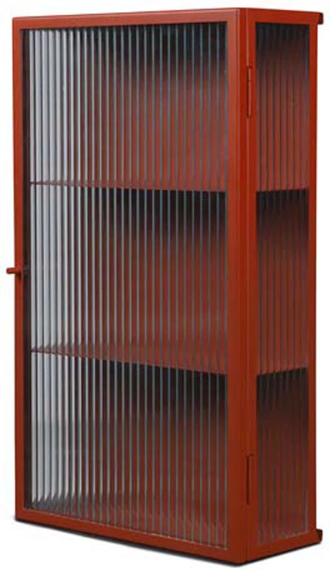 Der Haze Wandschrank von Ferm Living kombiniert industrielle Ästhetik mit geriffeltem Glas für stilvolle Aufbewahrung.