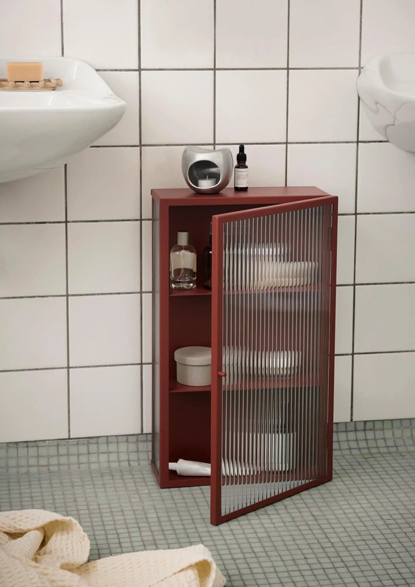 Eleganter Haze Wandschrank mit geriffeltem Glas von Ferm Living.