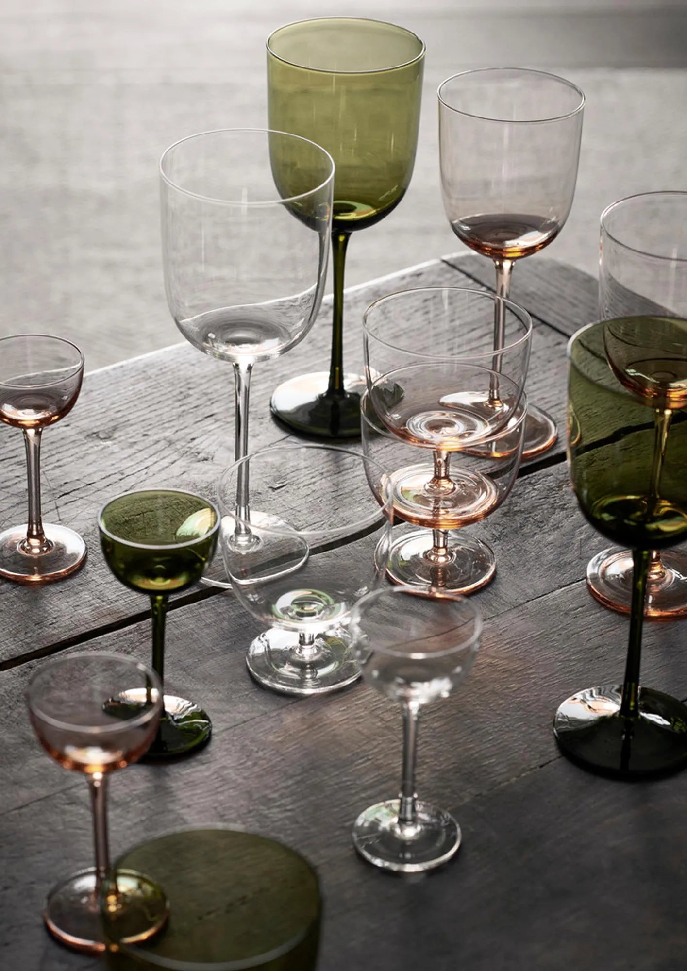Elegante Gläser für Liköre, mundgeblasen, zeitloses Design, ideal für stilvolle Anlässe und individuelle Tischgestaltung.