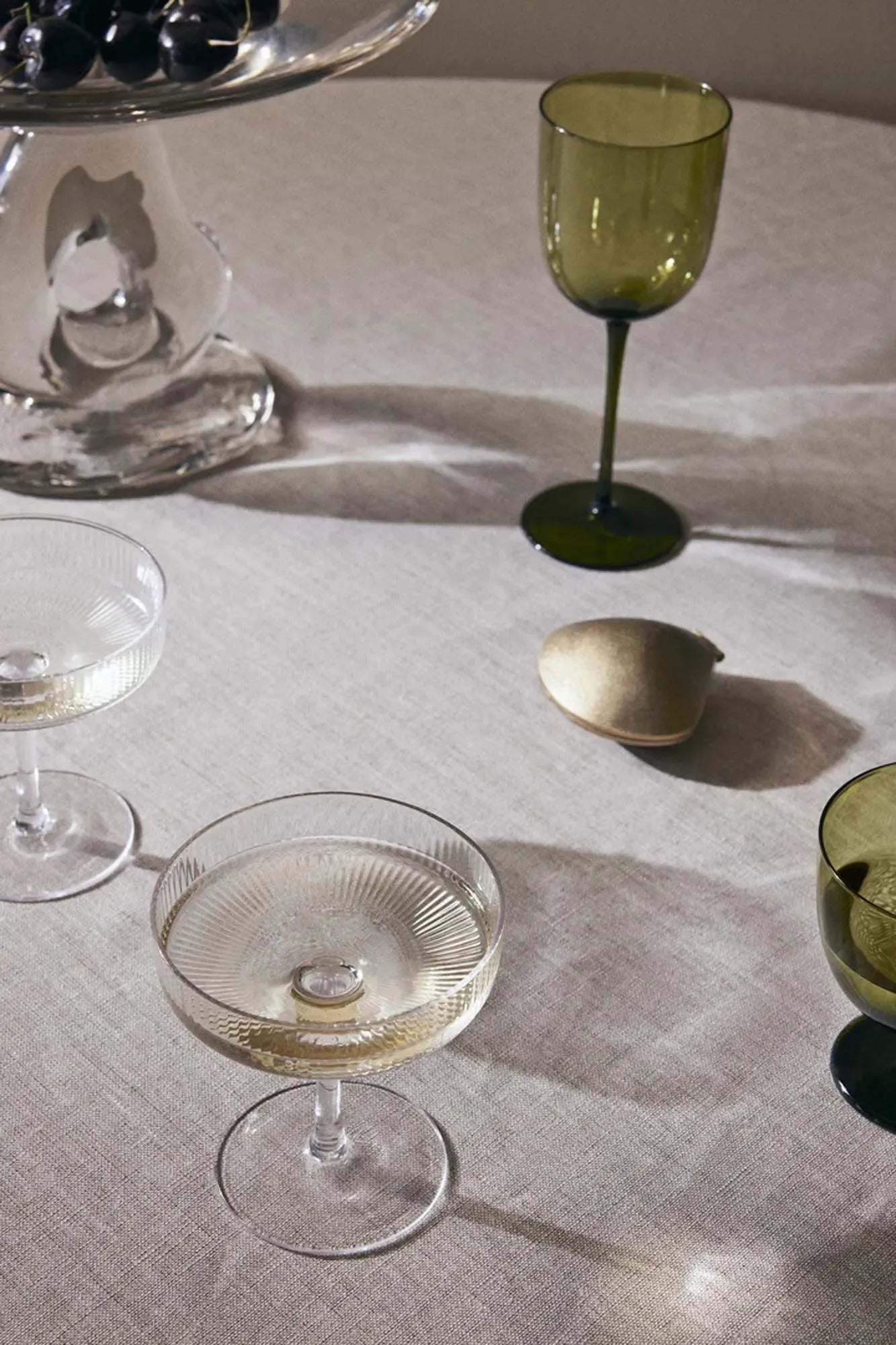 Elegante Ferm Living Host Gläser: Perfekt für Weißweinliebhaber.