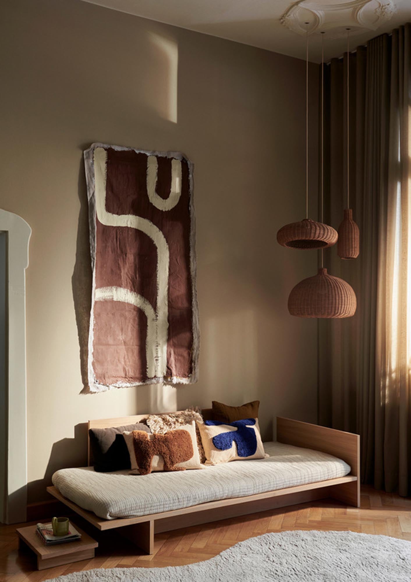 Verleihe deinem Zuhause mit dem Lay Kissen Rechteckig von Ferm Living einen Hauch von skandinavischem Stil. Hochwertige Materialien und einzigartiges Design vereinen Komfort und Eleganz.