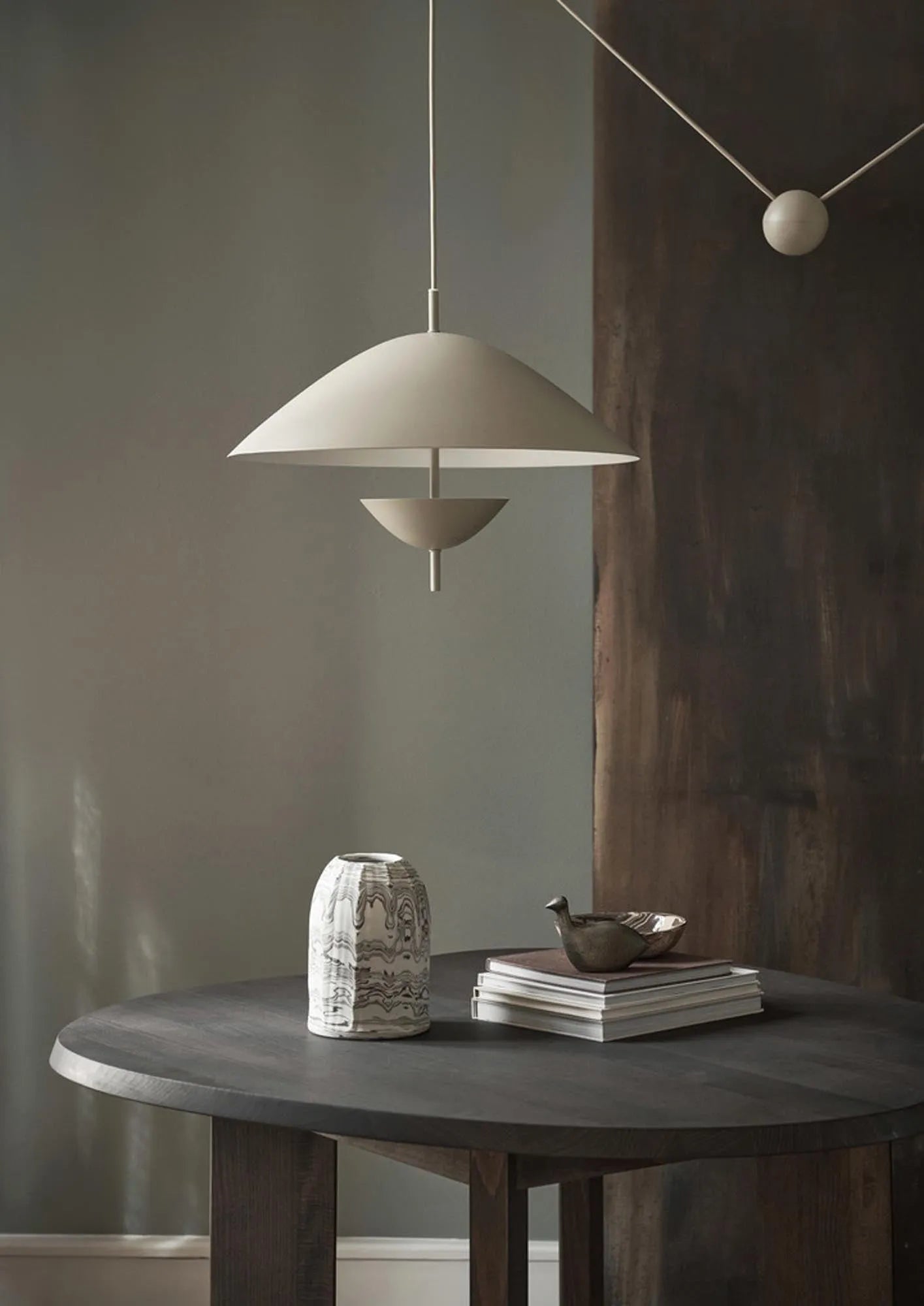 Moderne Lod-Pendelleuchte von Ferm Living aus robustem Eisen.