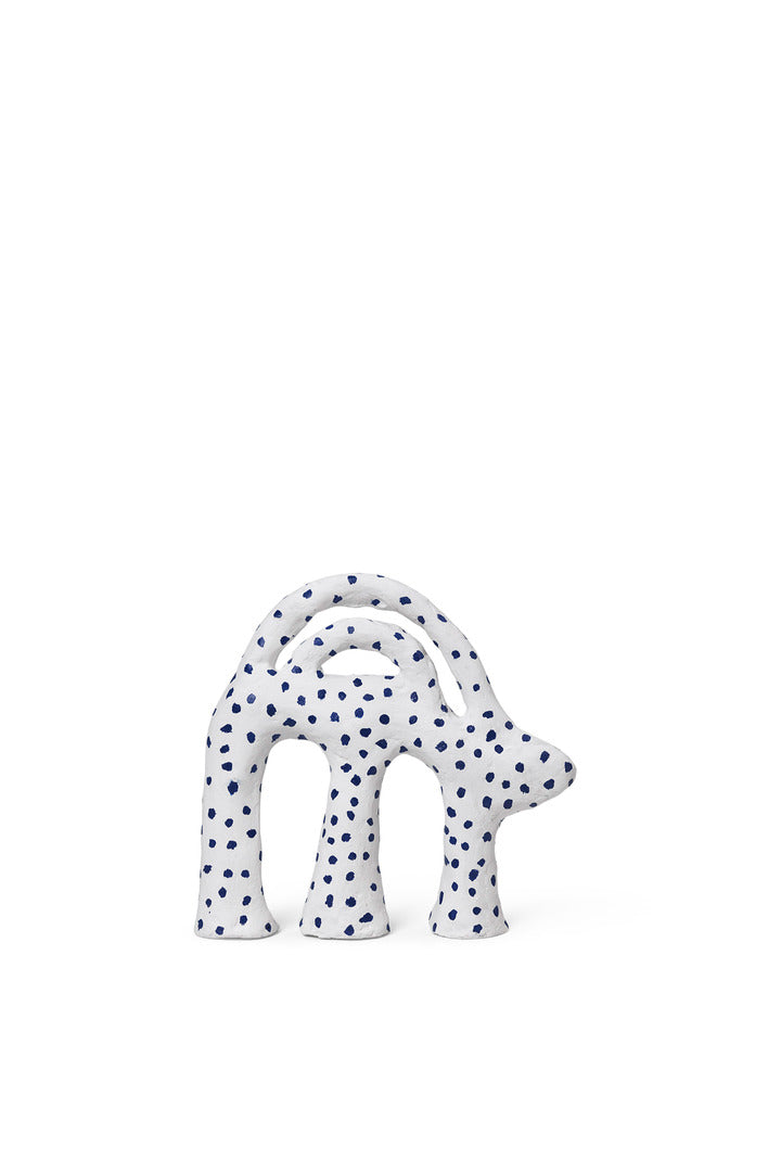 Mumbo in White/Blue präsentiert im Onlineshop von KAQTU Design AG. Figuren / Objekte Kids ist von Ferm Living