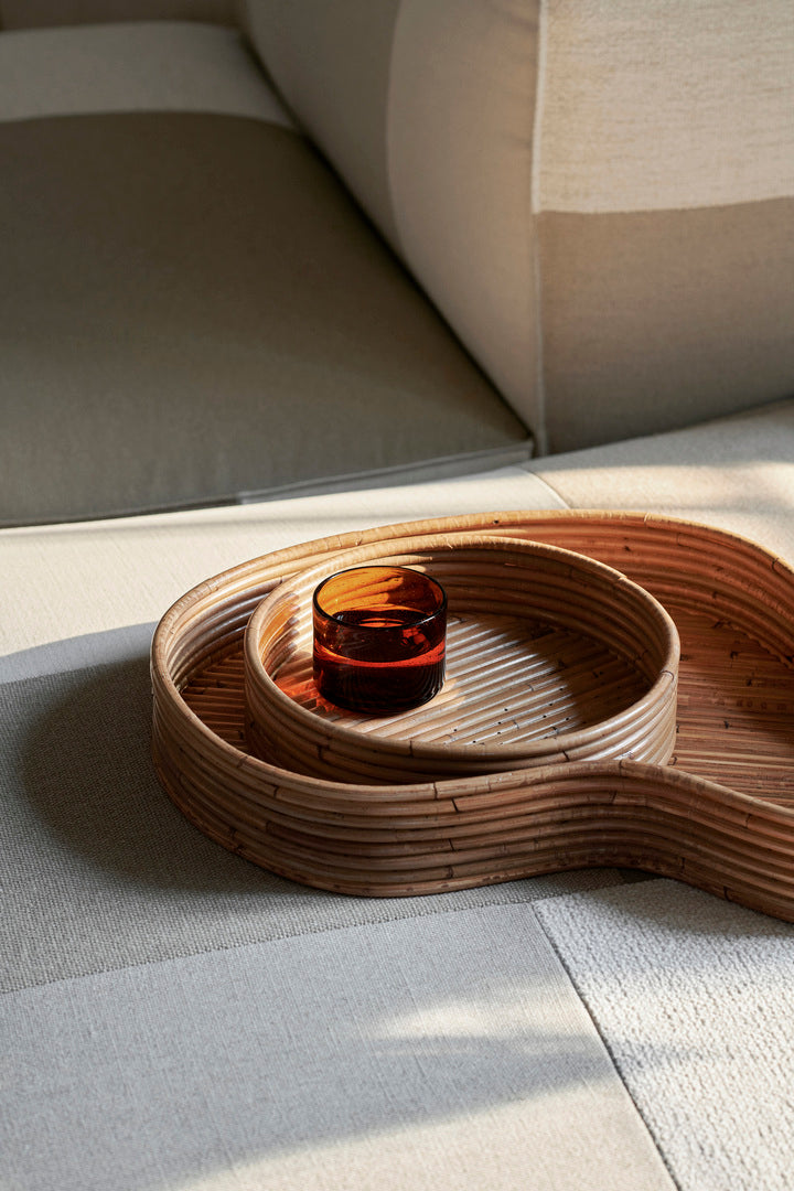 Oli Wasserglas Tief in Amber präsentiert im Onlineshop von KAQTU Design AG. Glas ist von Ferm Living
