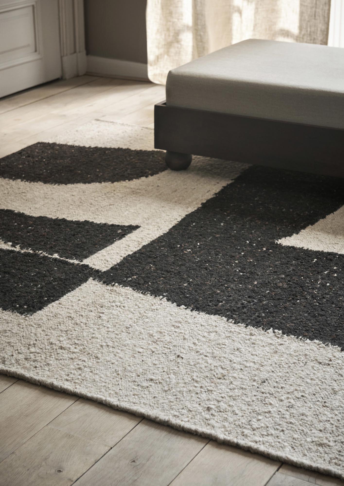 Erlebe den Piece-Teppich von Ferm Living: Ein einzigartiges Design aus 100 % Neuseelandwolle, das Stil und Funktionalität vereint.