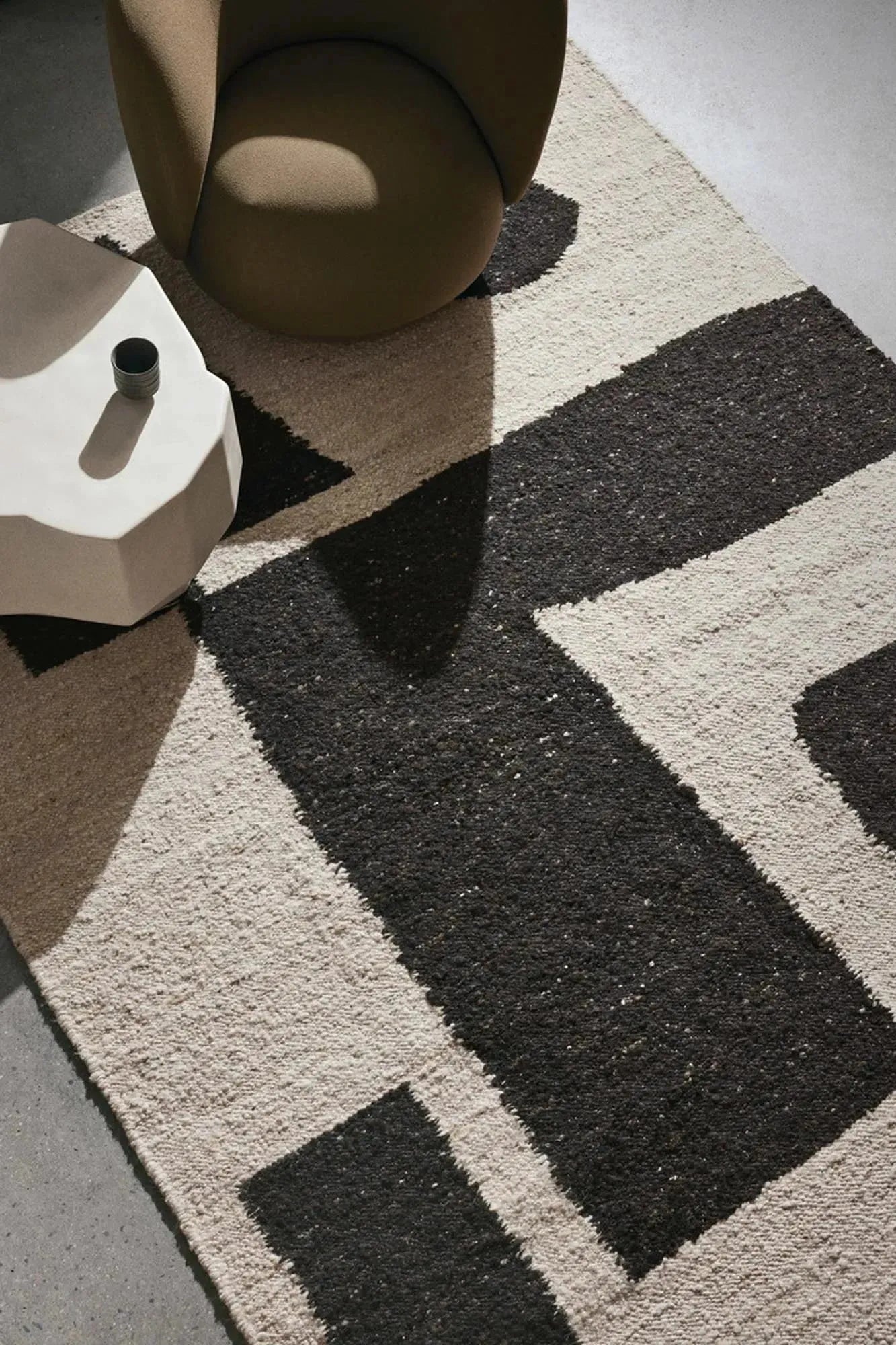 Eleganter Piece-Teppich von Ferm Living für stilvolle Räume.