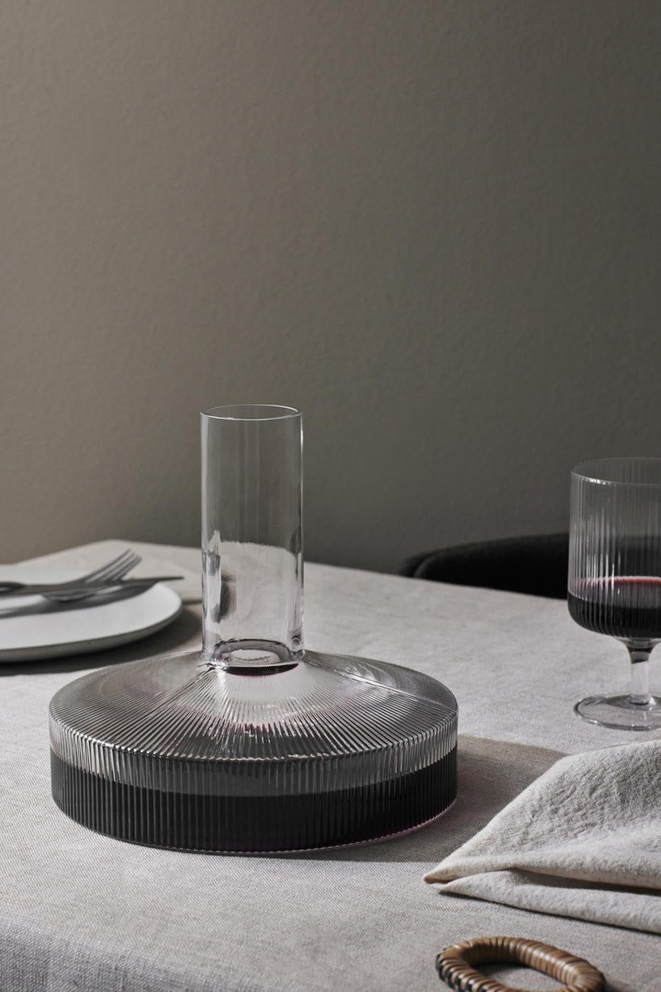 Stilvolle Ferm Living Karaffe für moderne Tischdekorationen.