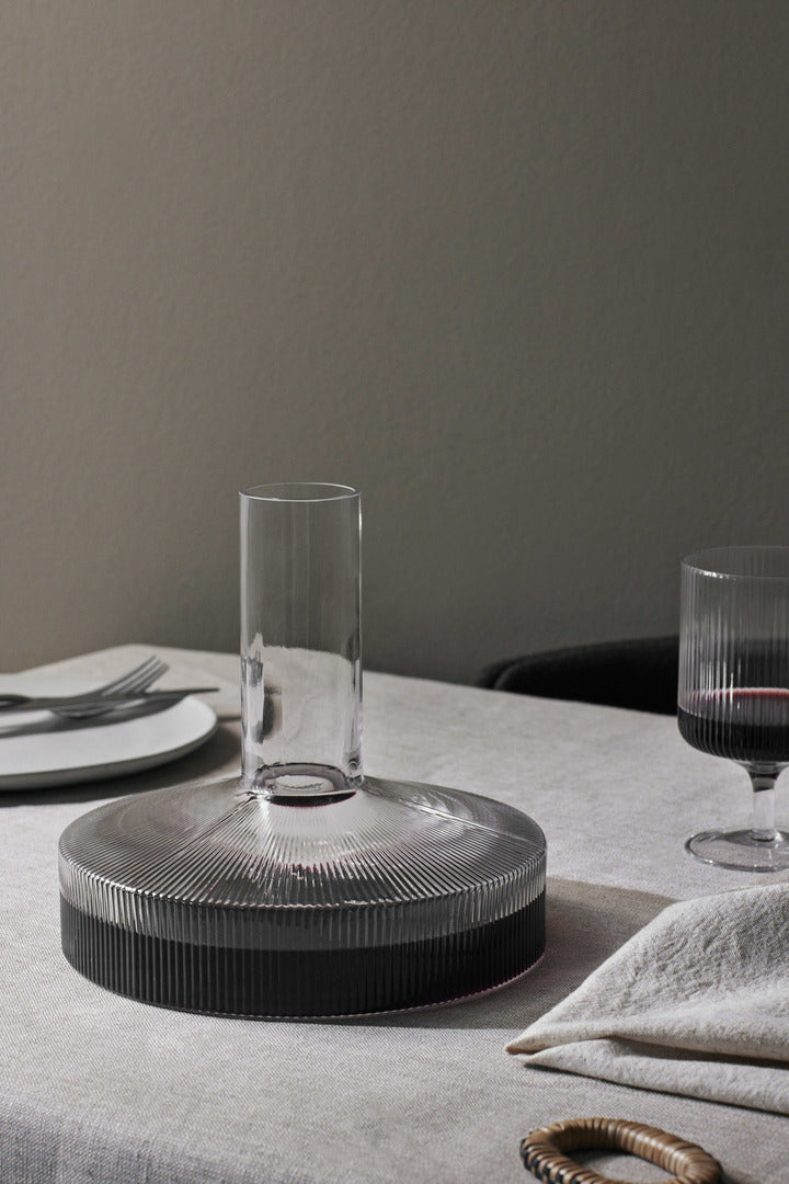 Ripple Weinkaraffe in Clear präsentiert im Onlineshop von KAQTU Design AG. Karaffe ist von Ferm Living